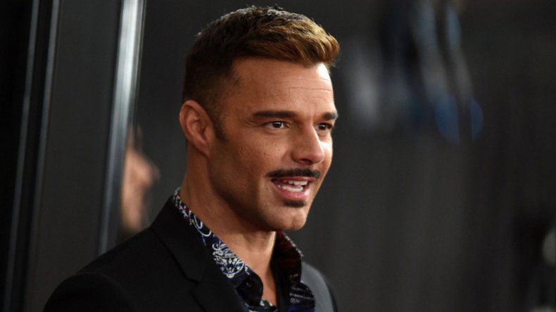 Ricky Martín posó en los Grammy con su hijo y con ¡bigotes!