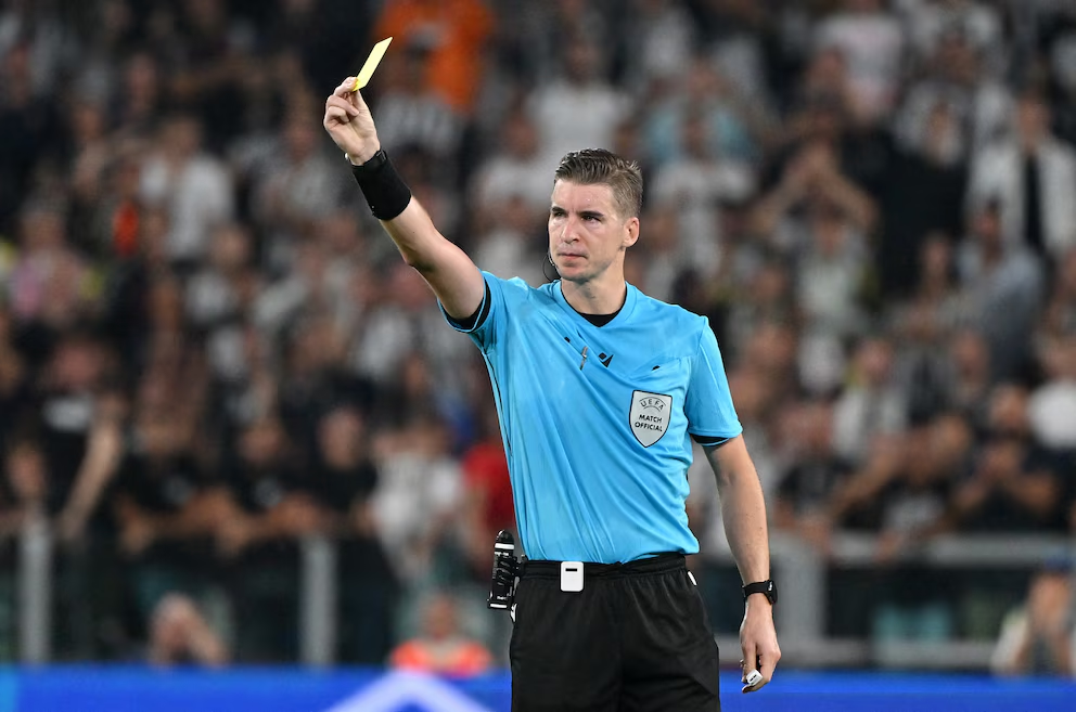 Mundial 2026 - François Letexier será el árbitro principal en el duelo entre Argentina y Ecuador (REUTERS/Alberto Lingria)