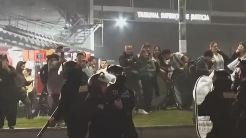 Incidentes entre la policía y los fanáticos del Indio Solari en el Obelisco Incidentes entre la policía y los fanáticos del Indio Solari en el Obelisco