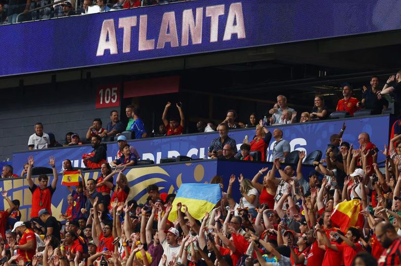 España goleó a Arabia Saudita por 4 a 0 