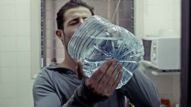 Hidratación. Un hombre bebe agua de un bidón. Hidratarse es importante para aliviar los síntomas de la resaca. El alcoholismo causa malestares físicos más graves a medida que pasan los años.