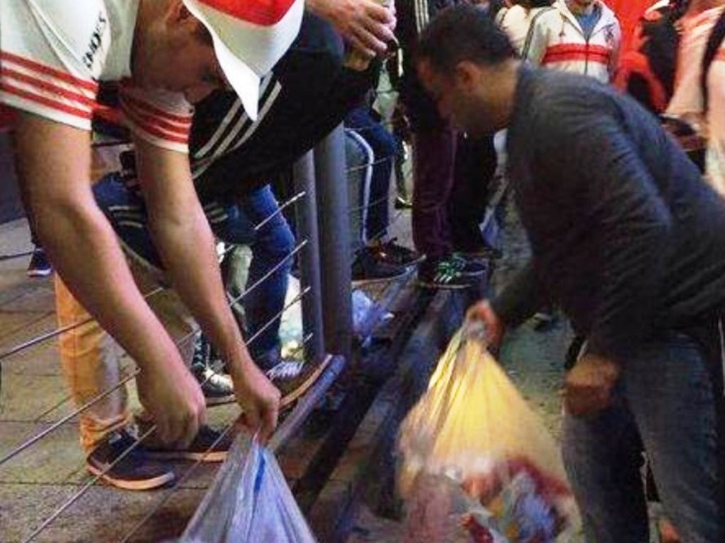 Hinchas limpiaron Osaka