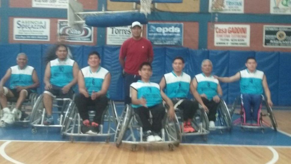 Finalmente el equipo de básquet adaptado pudo viajar a Río Negro en avión