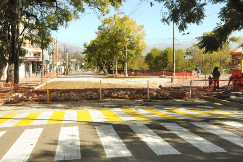 Habilitan tránsito y modifican recorridos de colectivos por avance de obras en av. Hipólito Yrigoyen Habilitan tránsito y modifican recorridos de colectivos por avance de obras en av. Hipólito Yrigoyen