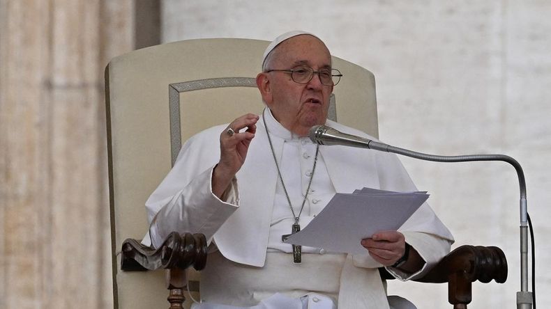 El Papa aconsejó a&nbsp;los jóvenes que ante un sufrimiento siempre hay que dejar el corazón abierto.