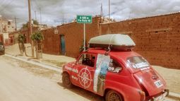Dos amigos recorren el país en un Fiat 600.
