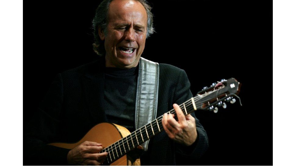 Serrat celebra 50 años de música con nuevo disco y gira