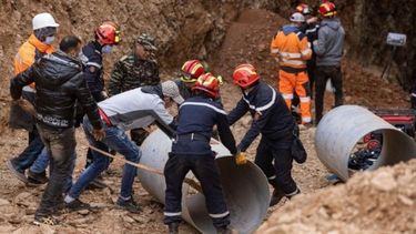 Sigue el rescate del menor que cayó aun pozo de 32 metros.