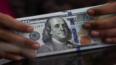El dólar oficial minorista cerró a $1.450 para la compra y a $1.500 para la venta &nbsp;