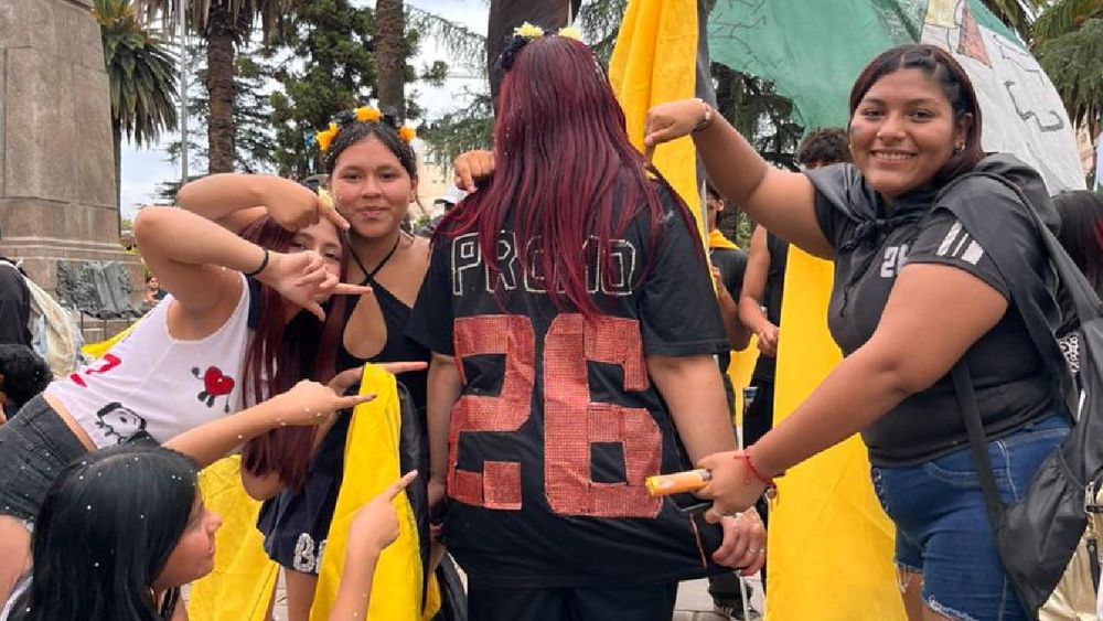 Banderazo de la promo 2026: color, bombos y festejo en Plaza Belgrano Banderazo de la promo 2026: color, bombos y festejo en Plaza Belgrano