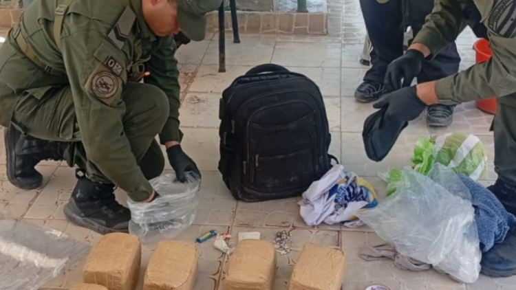 En dos procedimientos, Gendarmería detectó cocaína y marihuana. Tres mujeres quedaron detenidas y un menor supeditado a la causa.