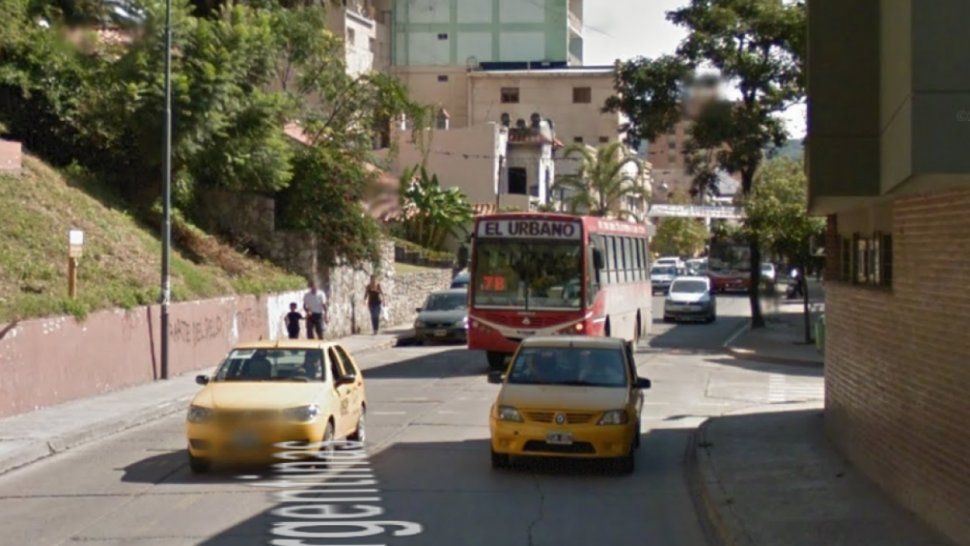 ¡Imposible cruzar! Peatones piden por mayor control en la calle Patricias Argentinas