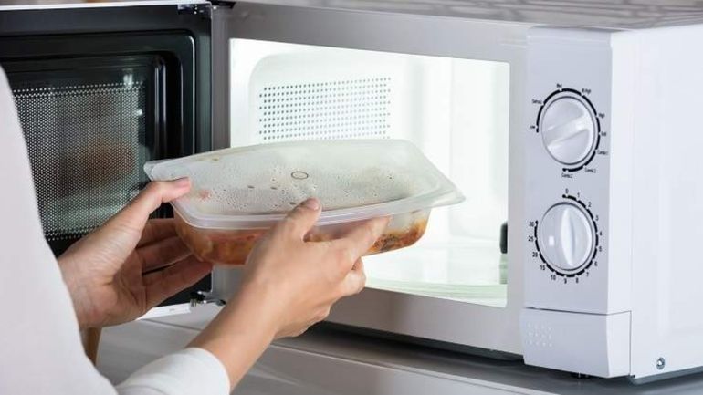 El microondas es uno de los electrodomésticos que más se utilizan en todos los hogares pero no todos los alimentos son aptos para este aparato. 