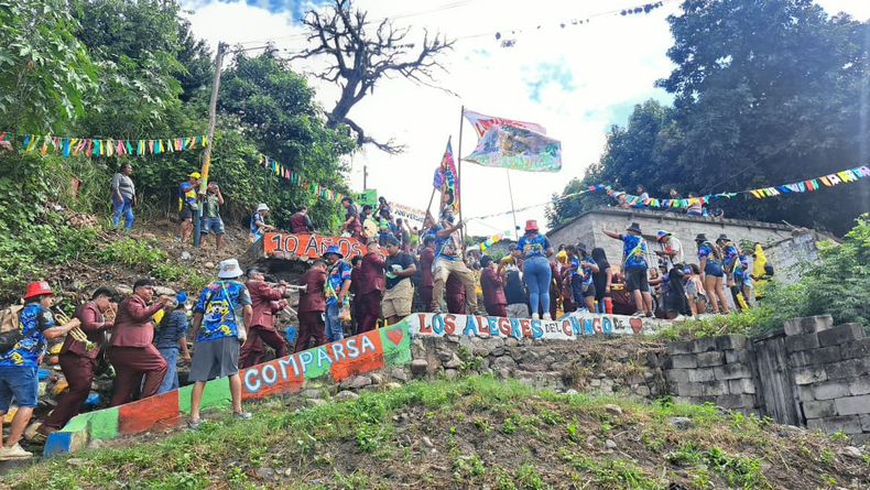Los “alegres del chingo” cumplen 10 años con una bajada que reúne a cientos de vecinos disfrazados y convierte al barrio El Chingo en un escenario de colores.