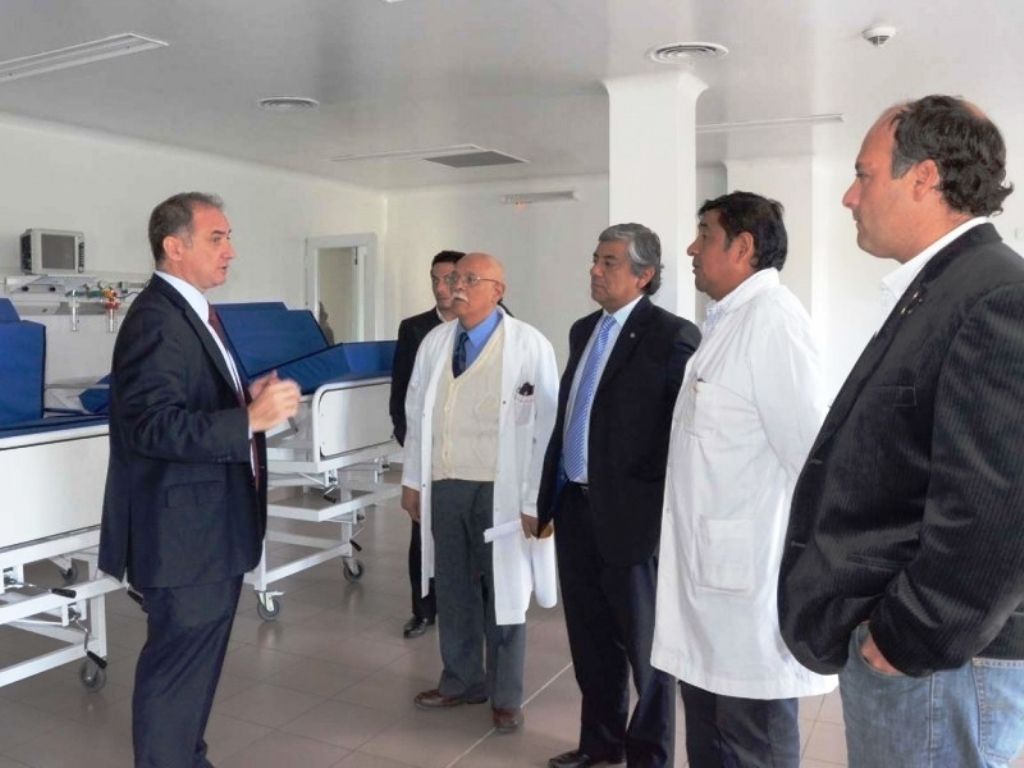 Autoridades con los médicos
