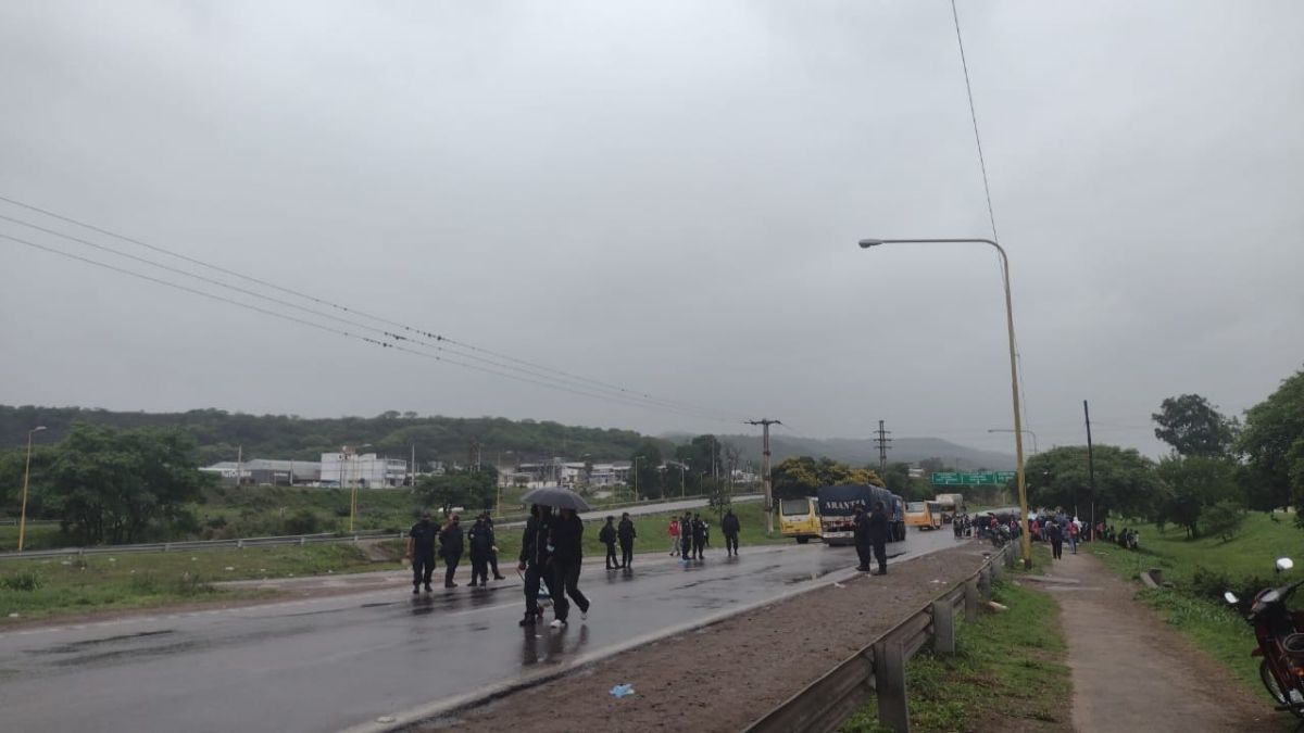 Comenzaron a levantar los cortes en el acceso sur de San Salvador de Jujuy.