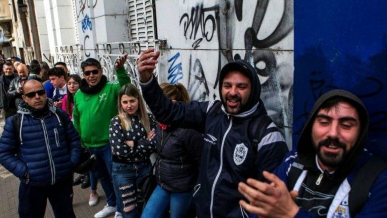 Hinchas emocionados por Maradona.jpg