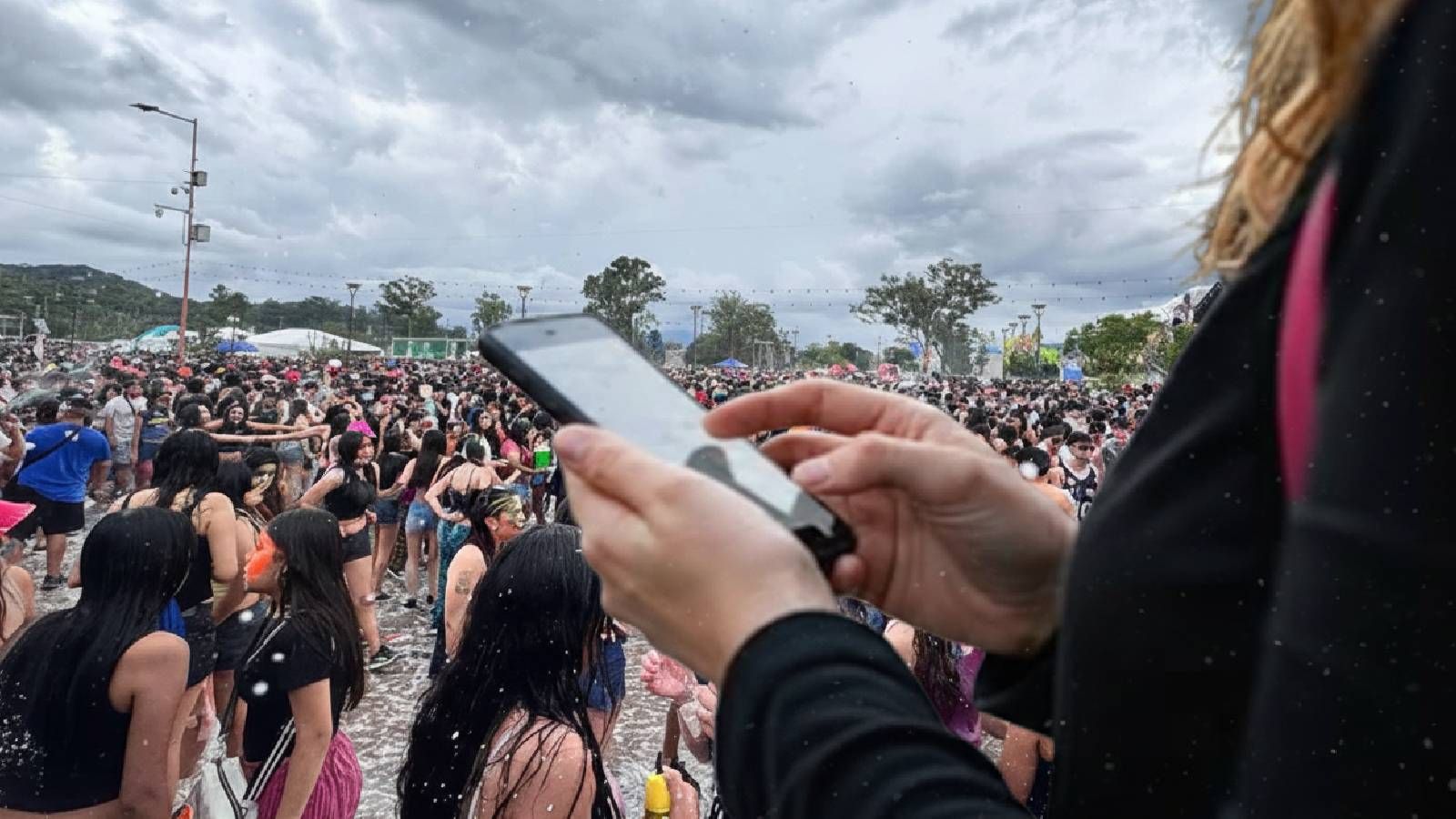 Robaron celulares en el carnavalódromo (imagen con IA)