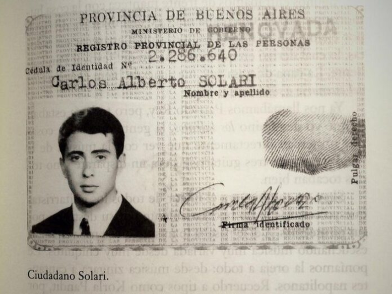 La historia del Indio Solari se muda a la ciudad de La Plata, donde se instaló la familia Solari. La casa se ubicaba en 41, entre 7 y 8. Por el año 1955 la situación de la familia había cambiado bastante a raíz del golpe gorila.