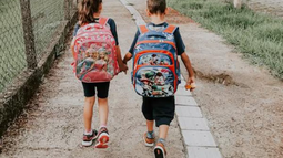 Vuelta a clases: Supervisar el contenido de la mochila eliminando objetos innecesarios.
