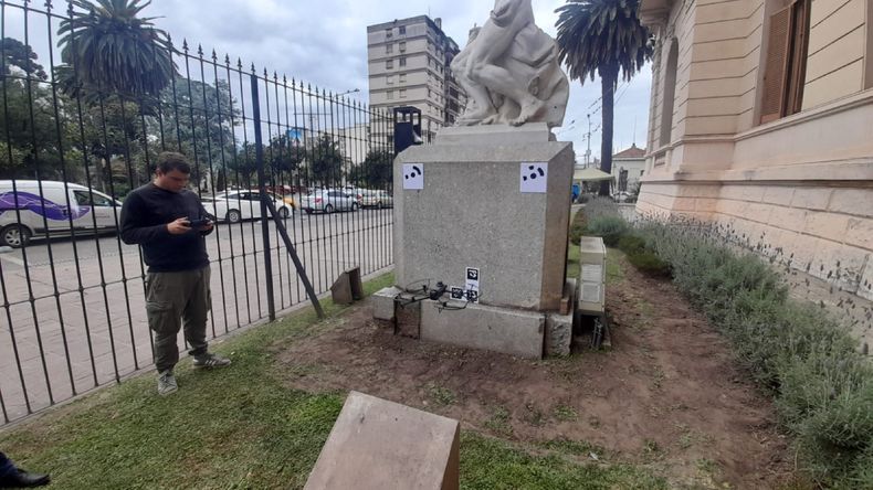 Traslado de las escultoras de Lola Mora 