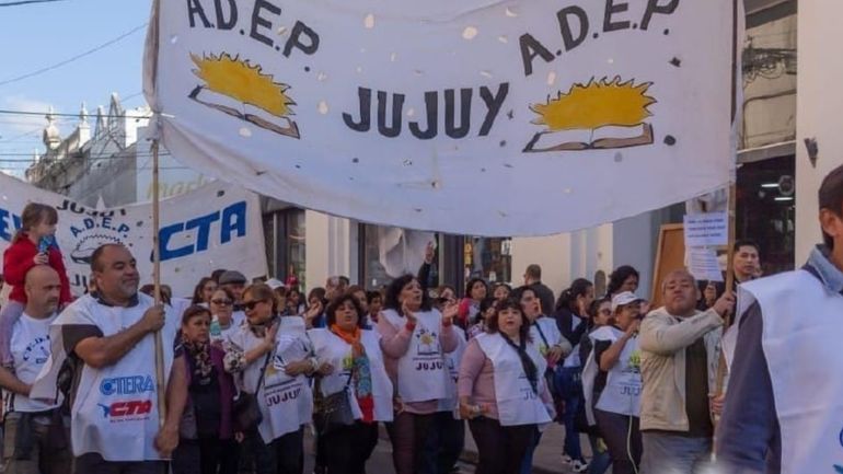 Marcha docente por calles de San Salvador de Jujuy