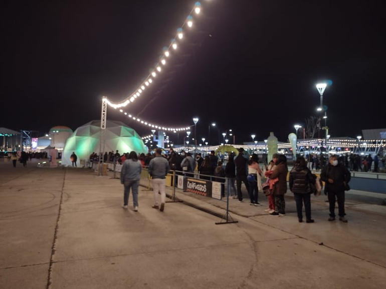 Mucha gente en la octava noche en Ciudad Cultural - FNE 2021