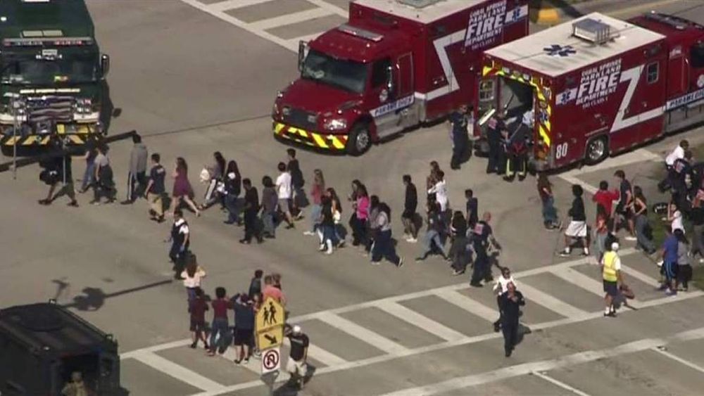 Varios muertos y una veintena de heridos en un tiroteo en escuela de Florida