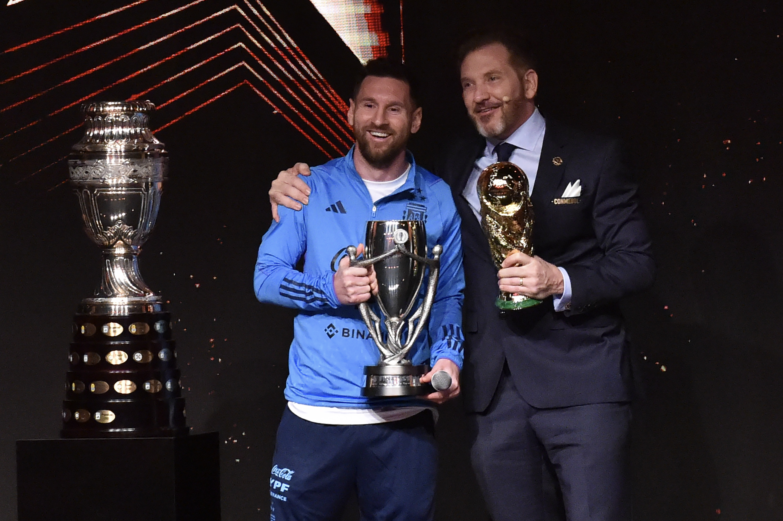 Lionel Messi y Alejandro Domínguez en el homenaje de Conmebol.