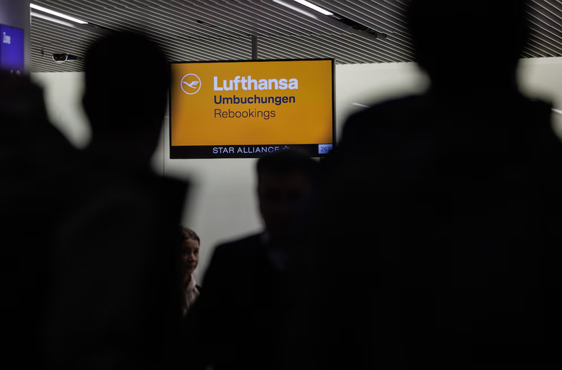 Gente ante un mostrador de Lufthansa en el aeropuerto de Fráncfort . ( Hannes P. Albert/dpa via AP) Gente ante un mostrador de Lufthansa en el aeropuerto de Fráncfort . ( Hannes P. Albert/dpa via AP)