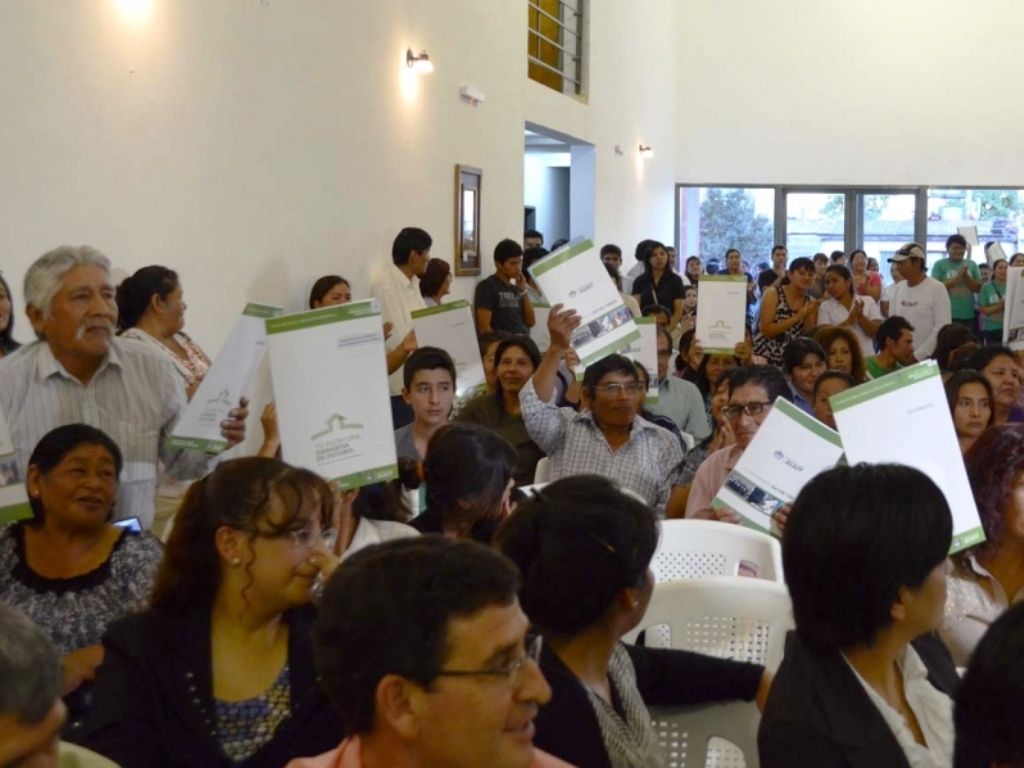 Vecinos regularizan sus terrenos