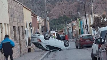 Un auto terminó volcado en las calles de Tilcara. Un auto terminó volcado en las calles de Tilcara.