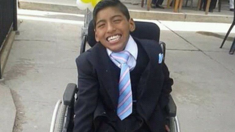 El más pequeño de los chicos que posee una discapacidad motora y mental. 