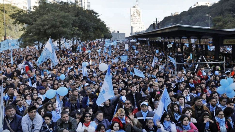 Multitudinaria marcha contra la legalización del aborto en la 9 de julio