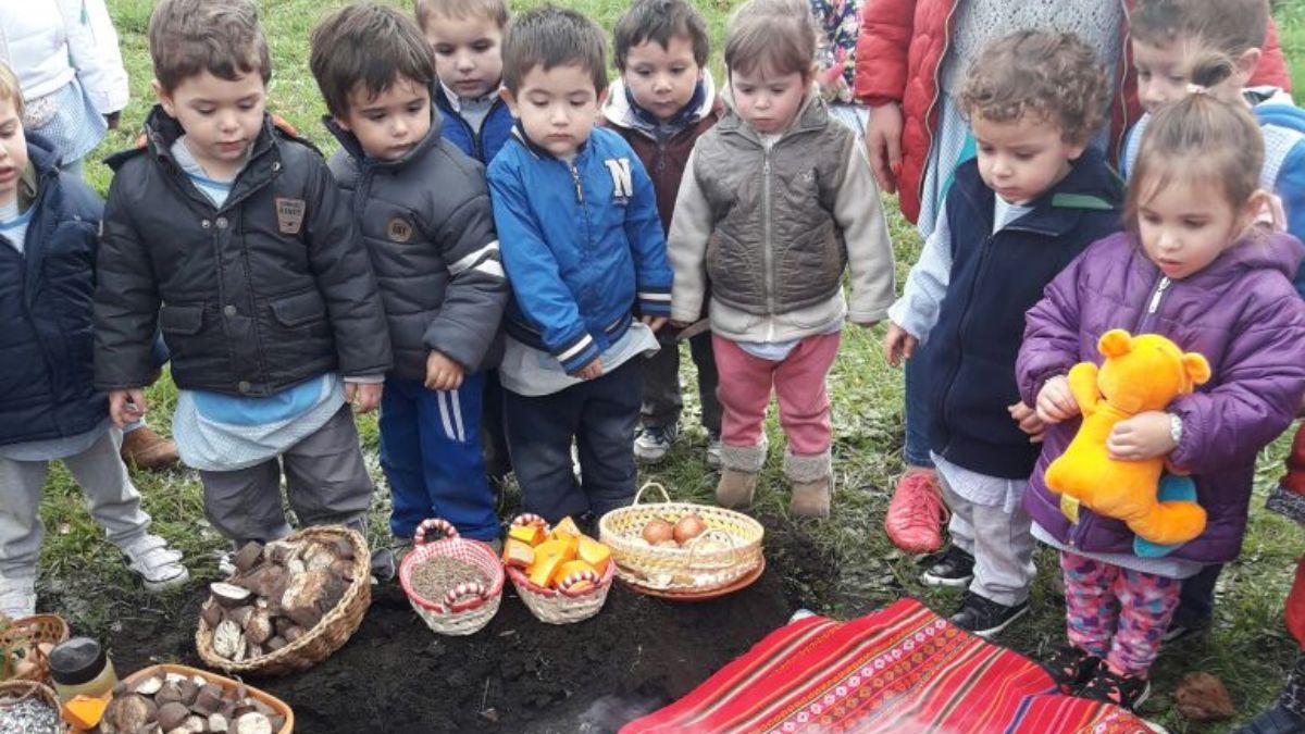 Celebración de la Pachamama con niños y niñas (foto ilustrativa).