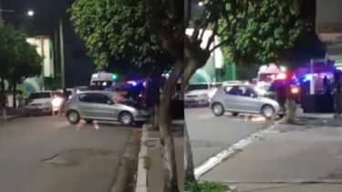 Un auto largaba humo en un garage, lo sacaron a la calle y se prendió fuego