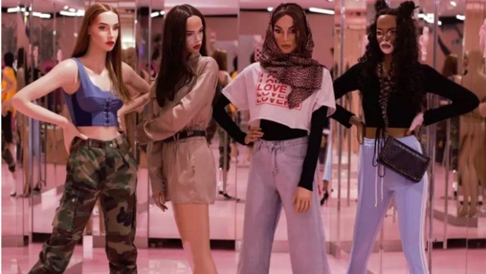 Una línea de ropa inglesa presentó maniquíes con pecas, estrías y vitiligo