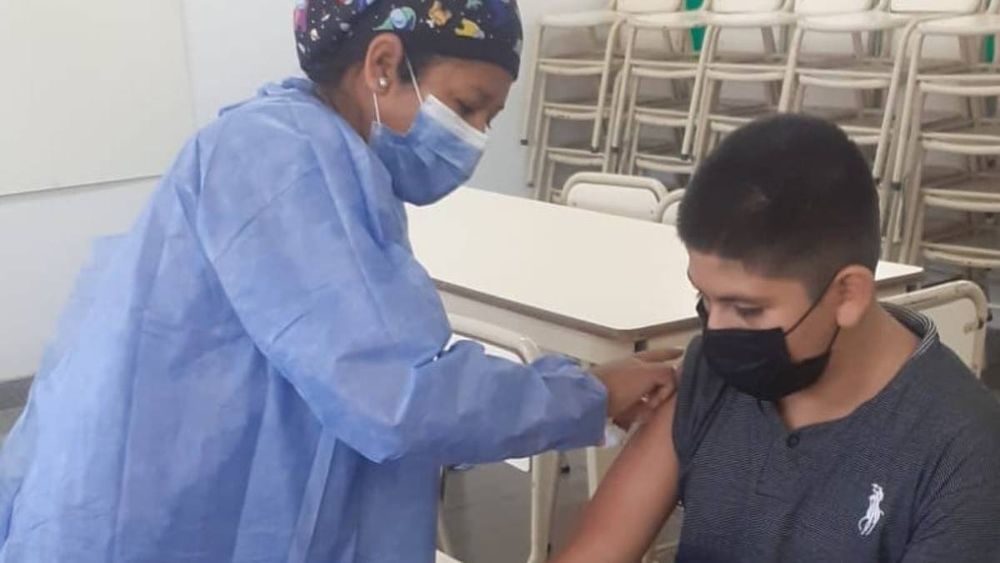En dos días, casi mil chicos y docentes se vacunaron en las escuelas