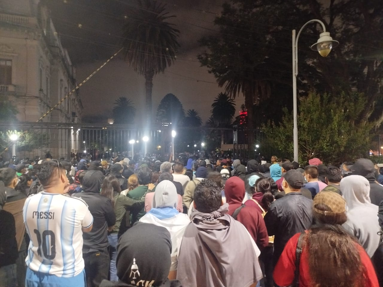 Manifestación frente a Casa de Gobierno: familiares de policías reclaman un aumento del 50%