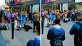 Lo que comenzó como una interpretación solitaria se transformó en una emotiva reunión de compatriotas.