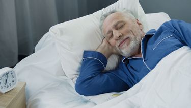 Cuántas horas por noche deben dormir los mayores de 60 años para cuidar la salud.  