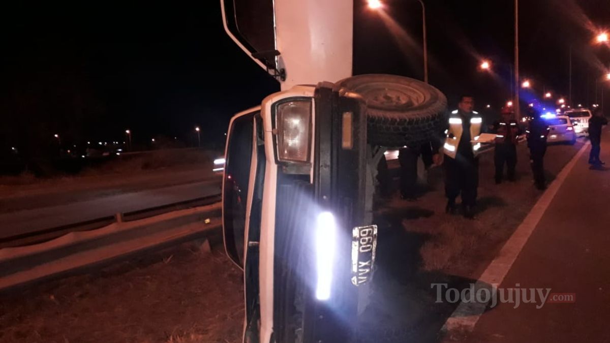 Los ocupantes del Pick Up 504 resultaron ilesos después del vuelco en la ruta 9.&nbsp;