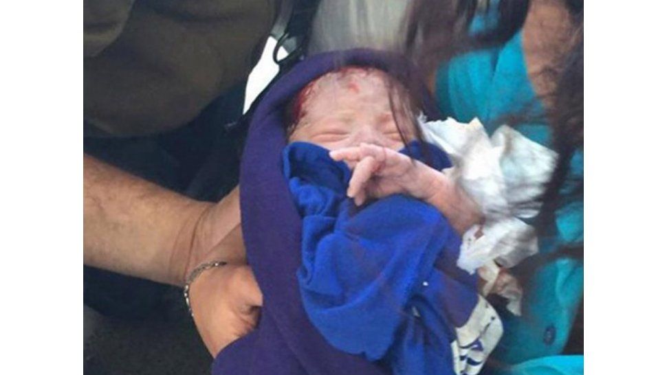 Beba abandonada en la estación de servic