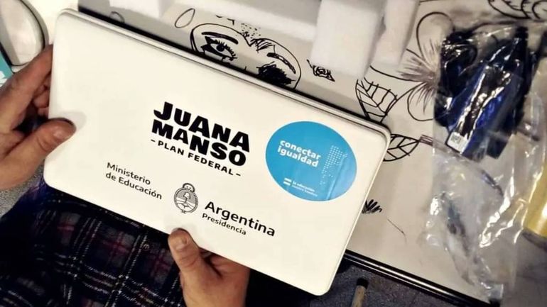 Sigue la entrega de las computadoras del programa Conectar Igualdad