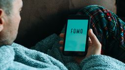 Es importante que los jóvenes aprendan a manejar el FOMO.