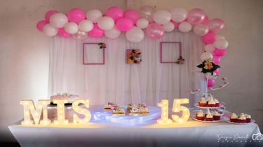 Una quinceañera en México se paseó por las calles de su colonia arriba del tráiler de su padre.