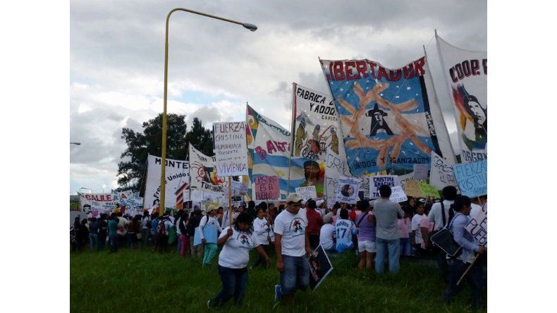 Columnas marchan por Av. Savio
