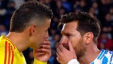 Los ásperos cruces entre Lionel Messi y James Rodríguez.