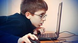 ¿A qué edad se detecta la miopía y el astigmatismo en los chicos?