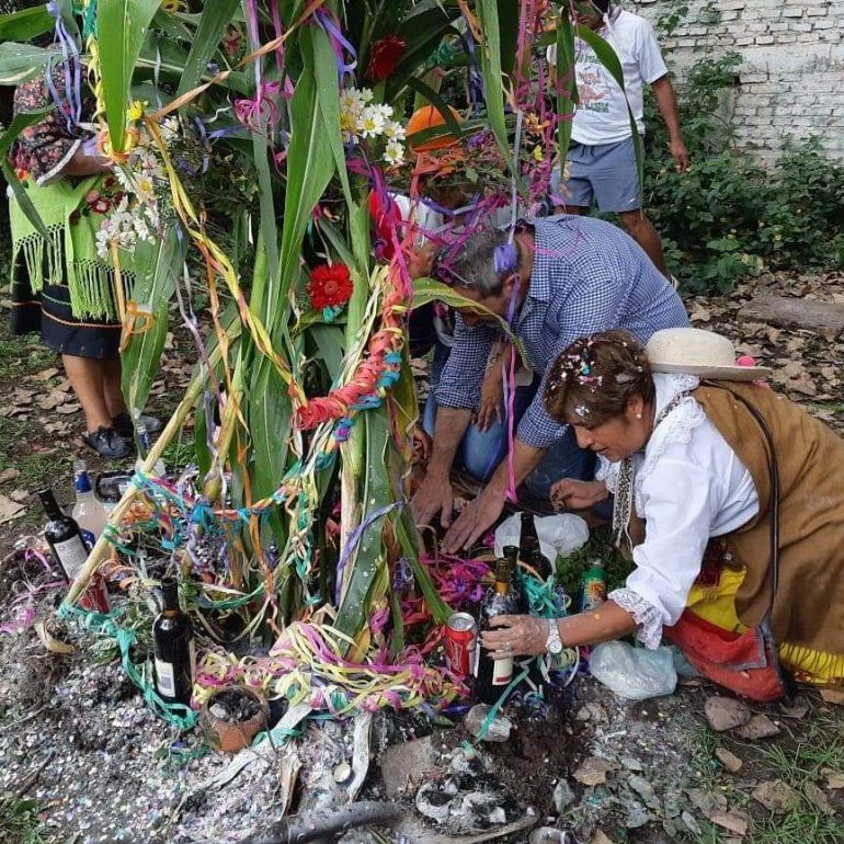 La gente le agradece a la madre tierra en cada Martes de Chaya. 